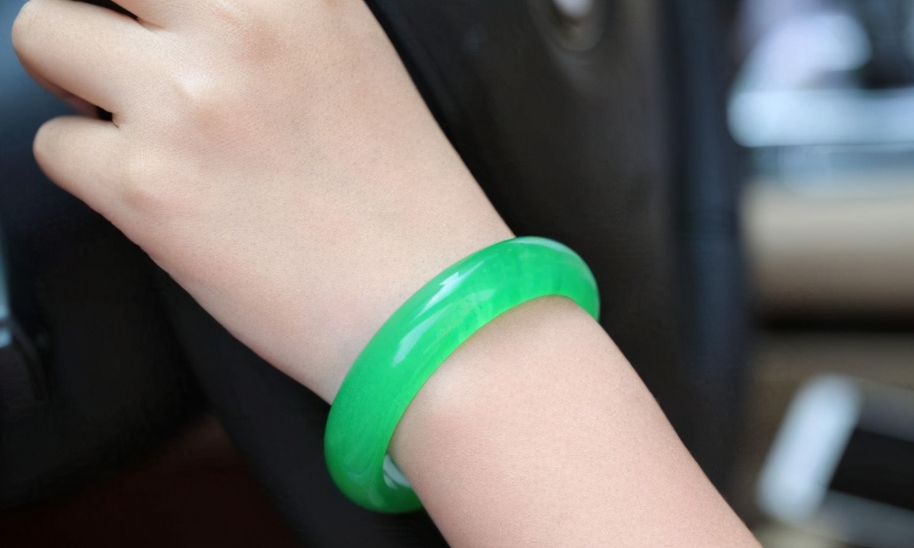 纠结玉镯佩戴左手还是右手?