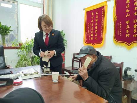 淳化法院：耄耋老人来立案 诉前调解化纠纷