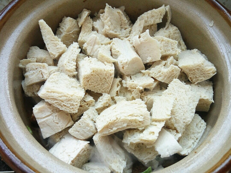 天冷就炖上一锅白菜炖冻豆腐，连菜带汤一大锅，越吃越暖和