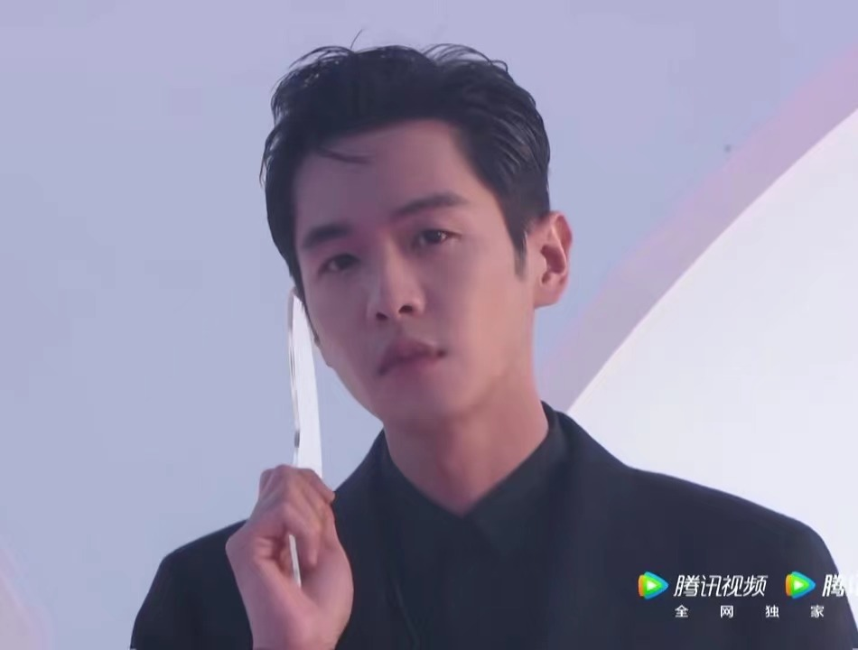 这届红毯热闹了！新仇旧爱齐聚，何穗杠上baby，邓伦难忘金晨？