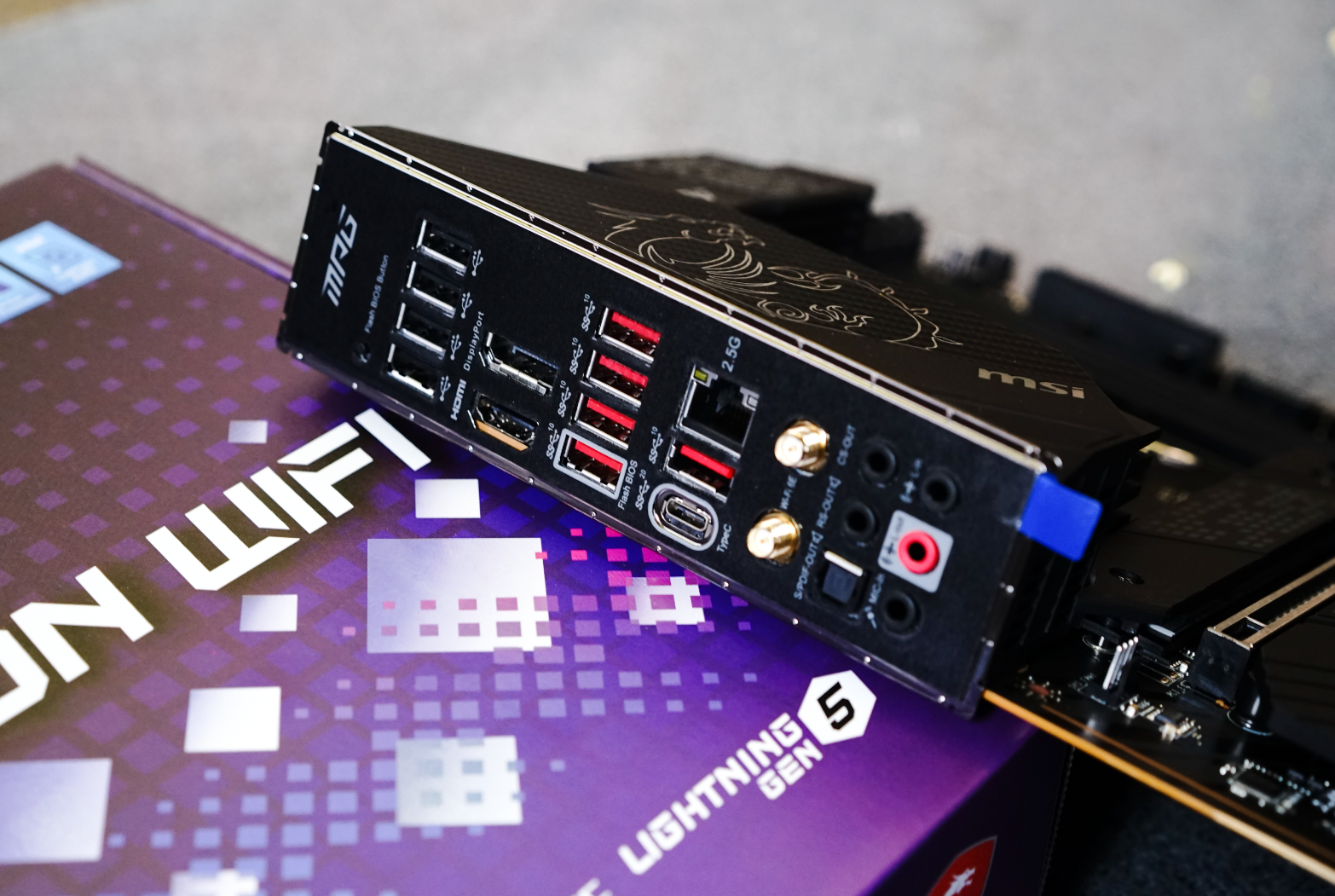 intel酷睿12代首发“座驾”来了！微星Z690 CARBON WIFI抢先开箱