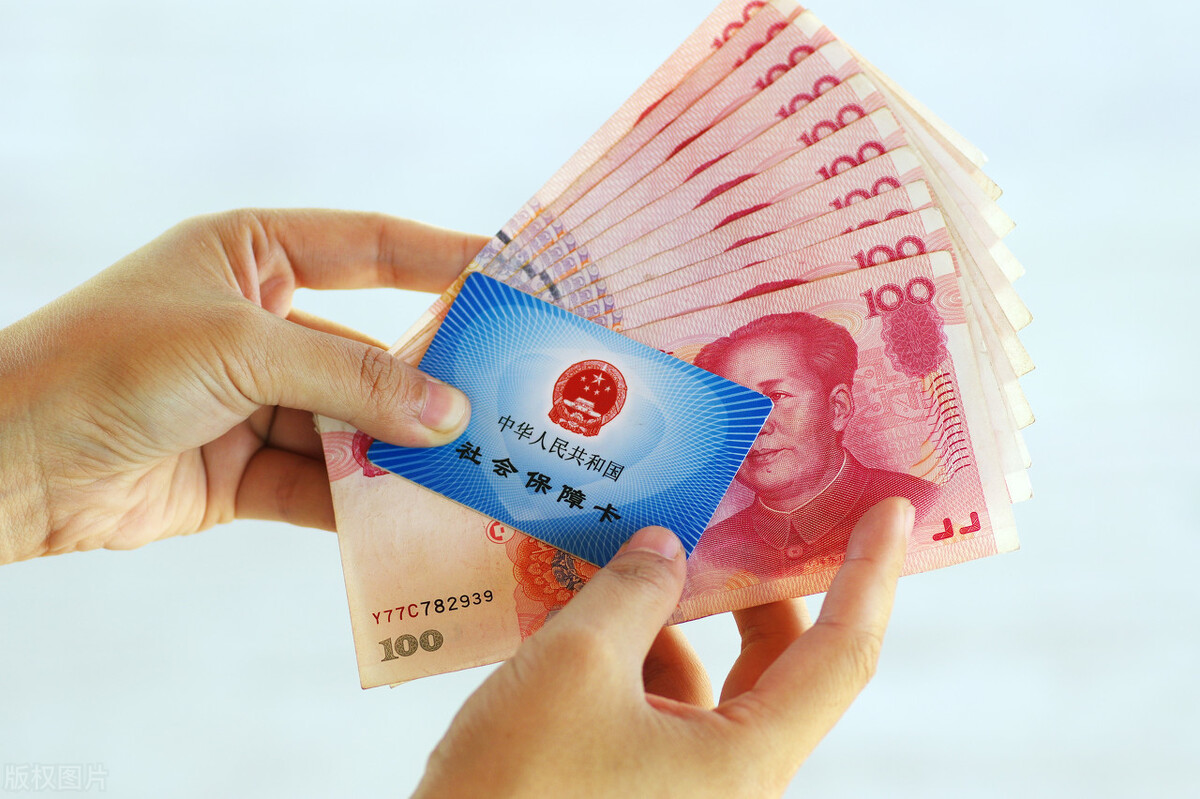 为什么现在养老金都打到社保卡里了？比存折方便吗？有啥实惠？