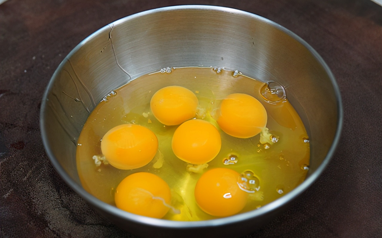 炒鸡蛋用什么油好吃(香滑炒鸡蛋的极致选择)