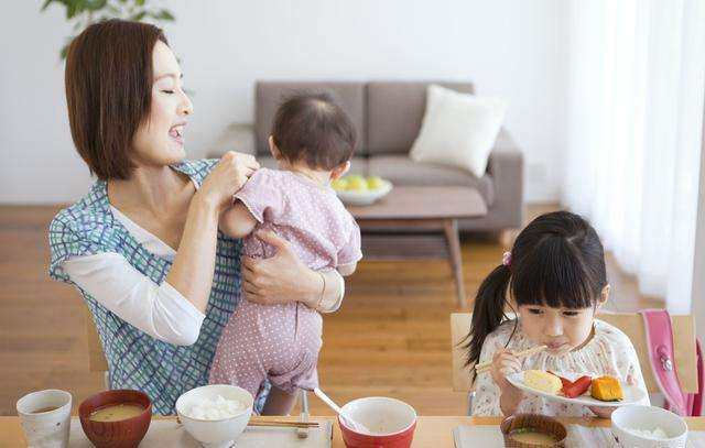 宝宝消化不良时怎么吃辅食？出现喂养不耐受，宝妈记住这样做