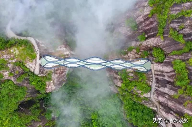 空山新雨后，景色分外娆，竹筏水上行，诗意盎然时，你心动了吗？