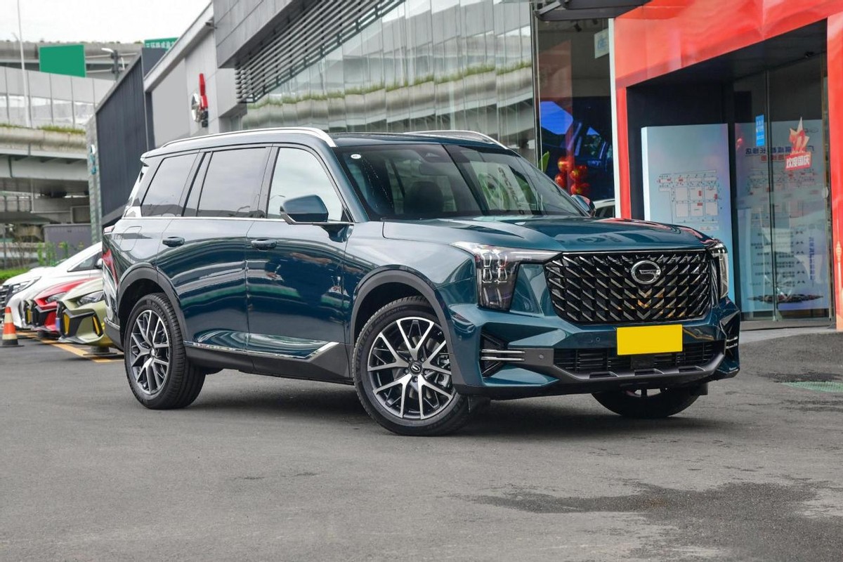 能跑又少吃“草”的SUV，轴距2920mm，配丰田混动，带你看传祺GS8