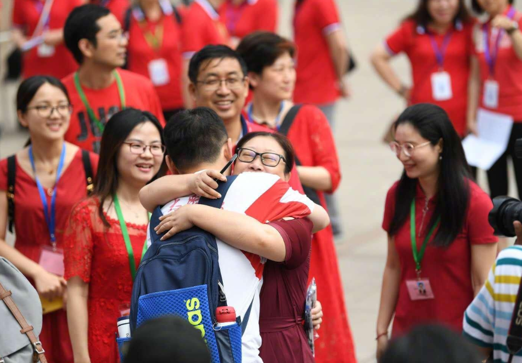 高考首日家长穿衣经验，旗袍寓意旗开得胜，被称为最硬核应援