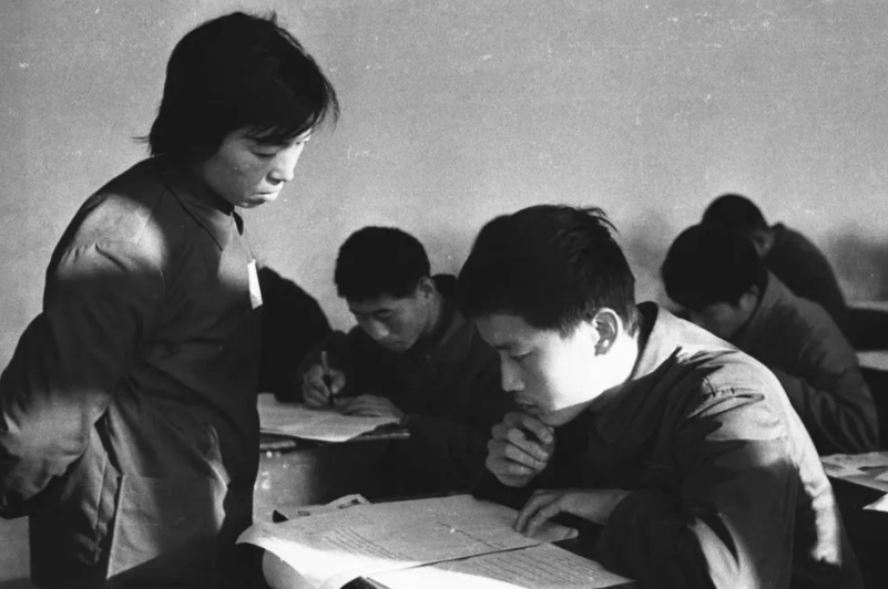 44年前高考试卷被曝出，高中生看后笑出声，这样的考题我能上清华