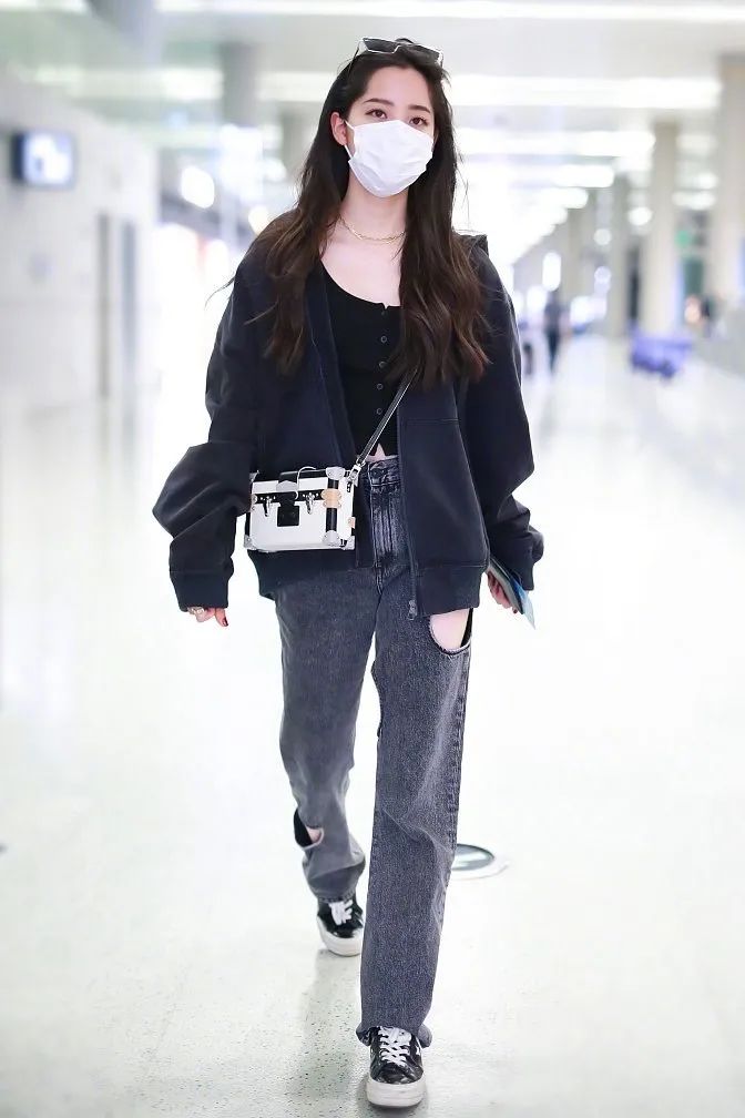 南非世界杯金智秀(穿搭 | 买牛仔裤?当然要选有趣的破洞呀)