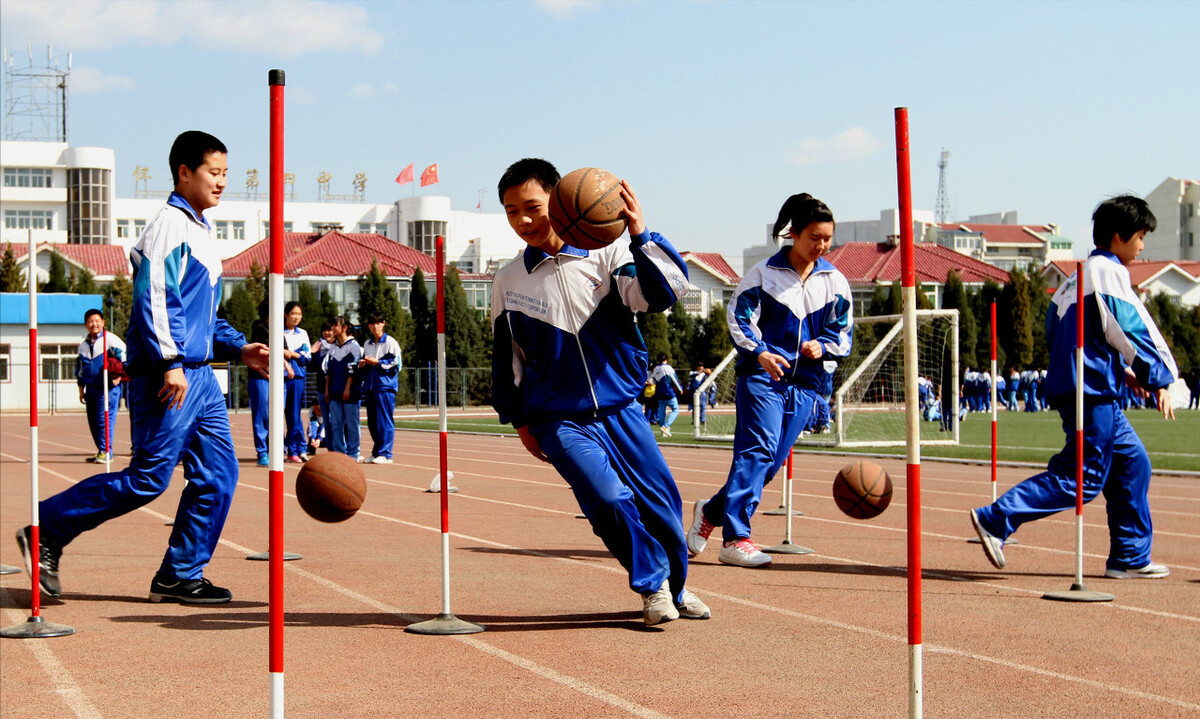 初中体育老师公认的"省力跑步法",助你快速到终点,体测不发愁