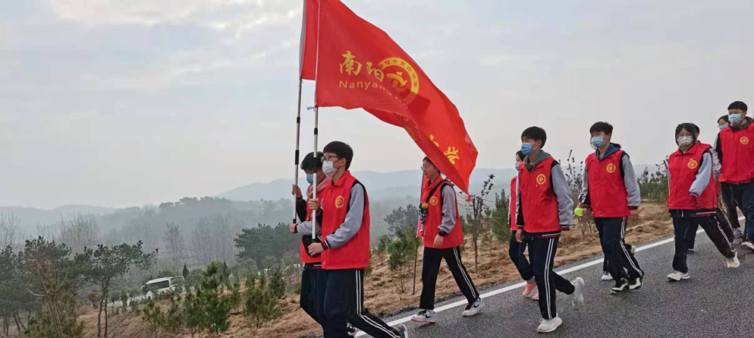 南阳市第四中学师生志愿者参加植树活动