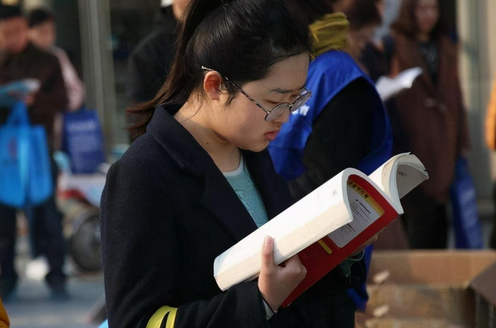 花几万报公务员培训班有必要吗？过来人很后悔，学生可别走错路