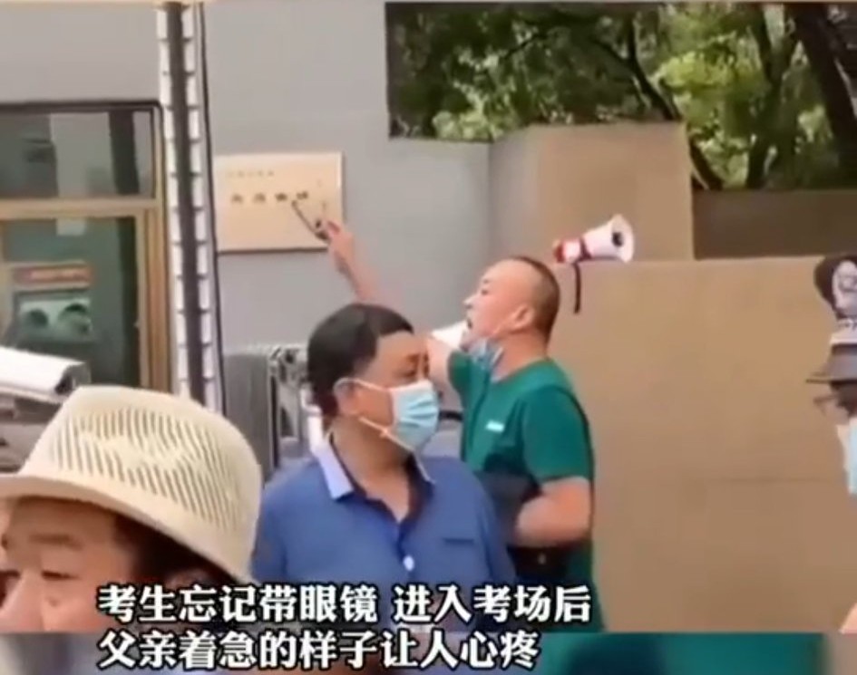 高考｜考场外陪考的父母，是一道令人动容泪目的风景线