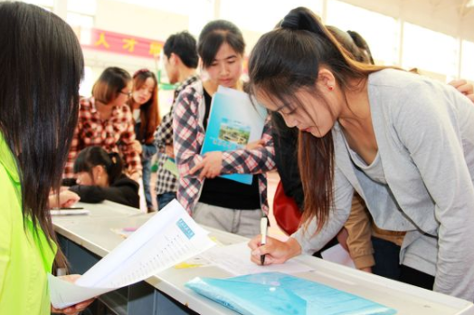 大学生毕业后，签订“三方协议”要谨慎，可能会影响学生正常就业