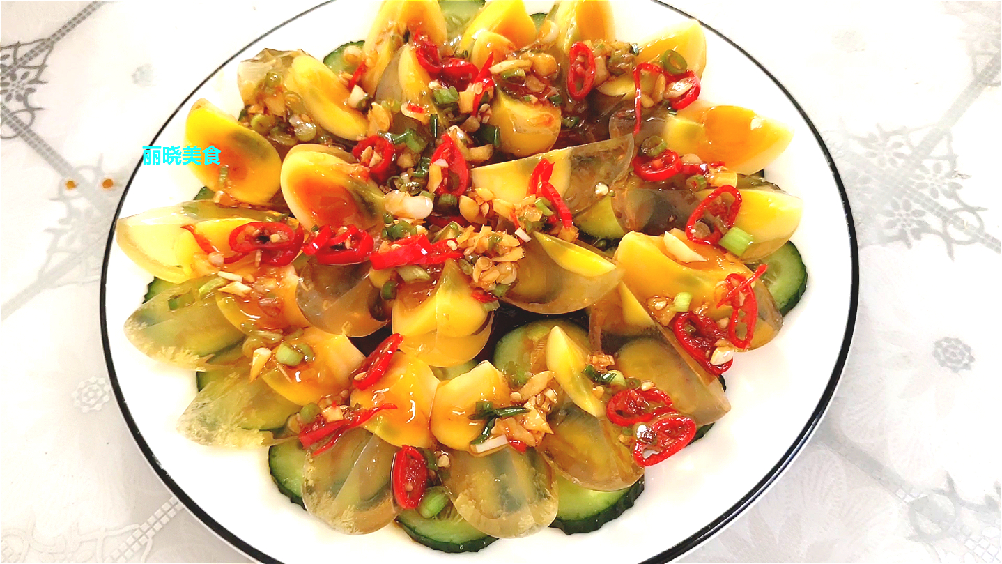 河南特产变蛋,教你经典吃法,加根黄瓜简单一拌,比松花蛋好吃