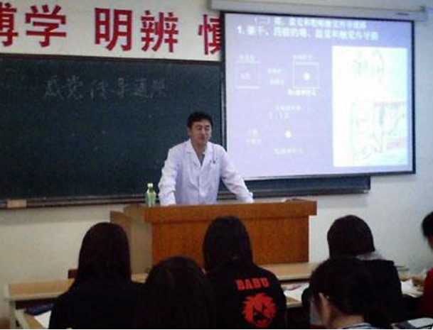 00后大学生“请假条”火了，连理由都懒得编了，老板看完一脸懵