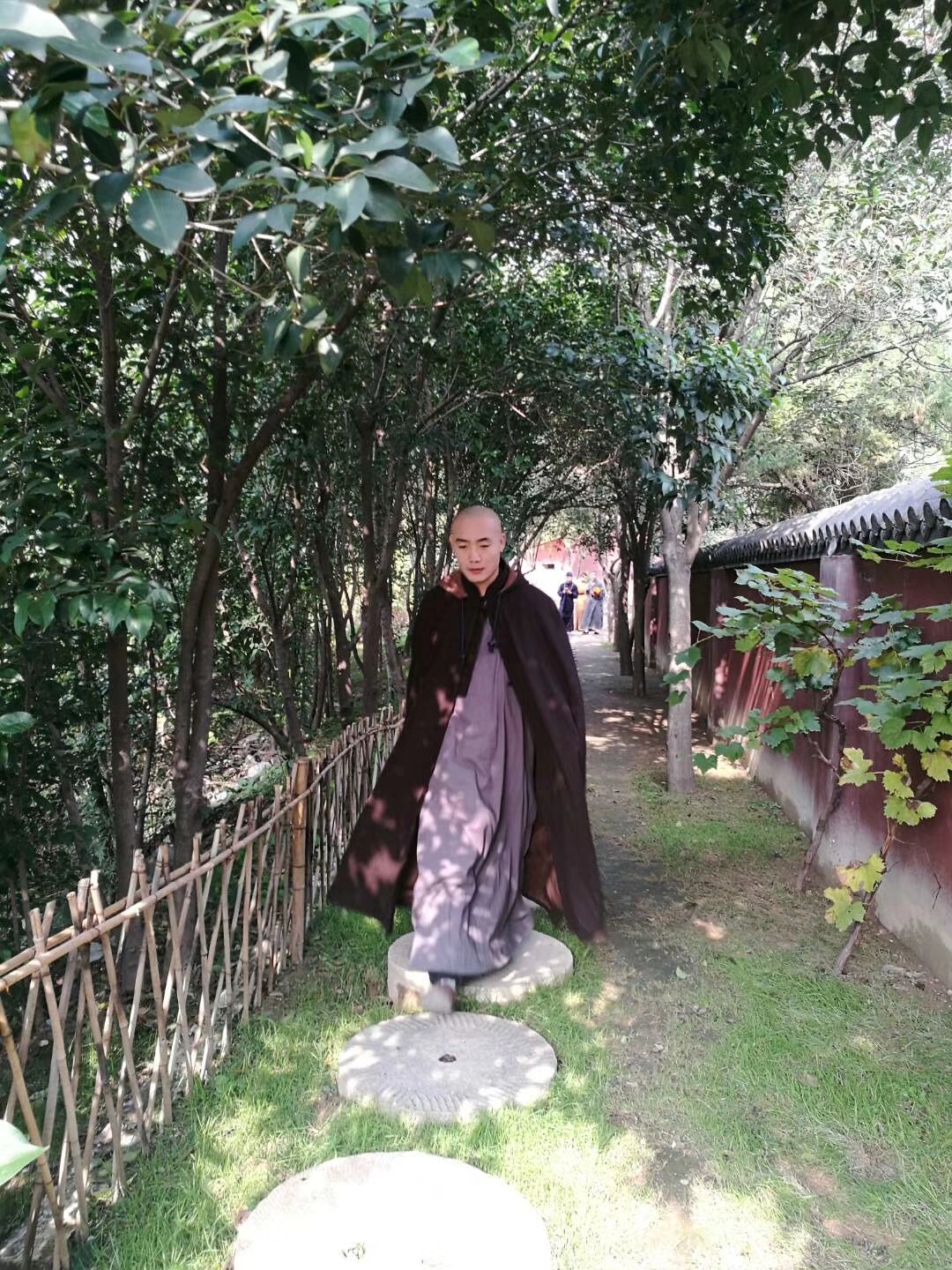 武僧一虎引用释永信名言推广少林寺,直言:我坐公交车一样交钱