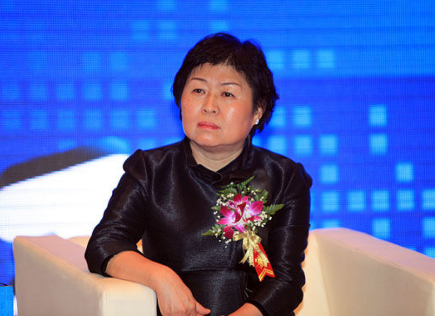 广东女子靠收废纸起家，后成中国第一位女首富，坐拥420亿身家