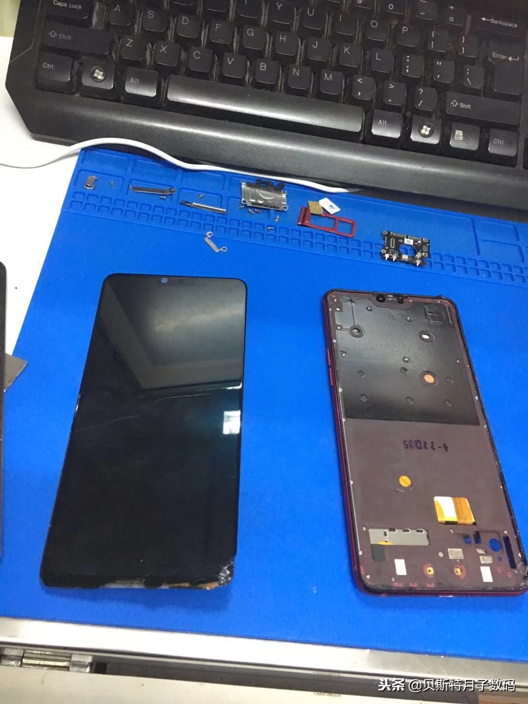 拆下电池卡扣,断开电池与主板的连接,然后拆开尾插螺丝,方便屏幕排线