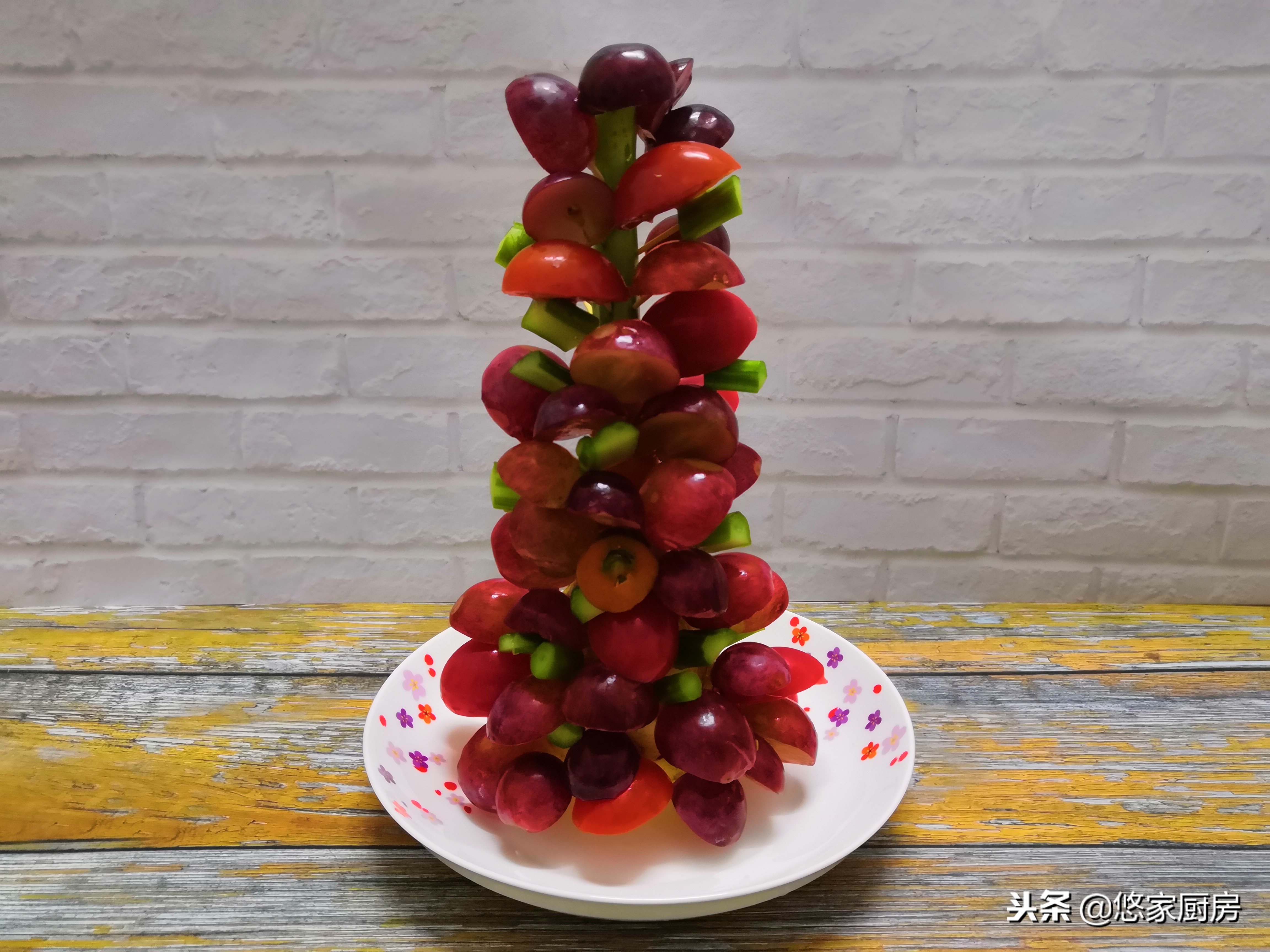 悠闲时刻:今天圣诞节送你一棵水果圣诞树,好吃好玩又好看哦!