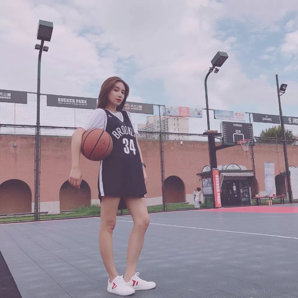 为什么nba都有娜姐(最美詹蜜，也是中国最有人气的篮球女主播)