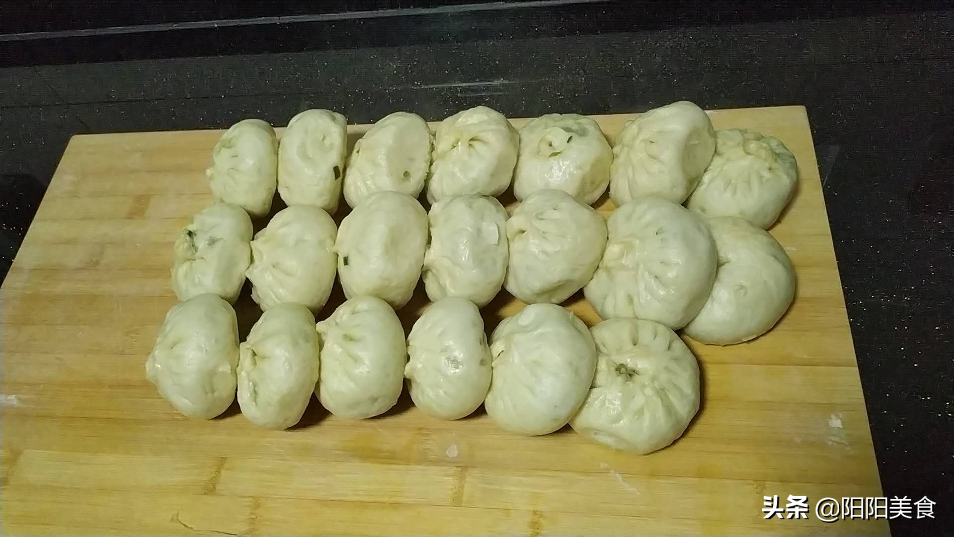 韭菜豆腐粉条包子馅怎么调（鸡蛋韭菜豆腐粉条馅的素包子）