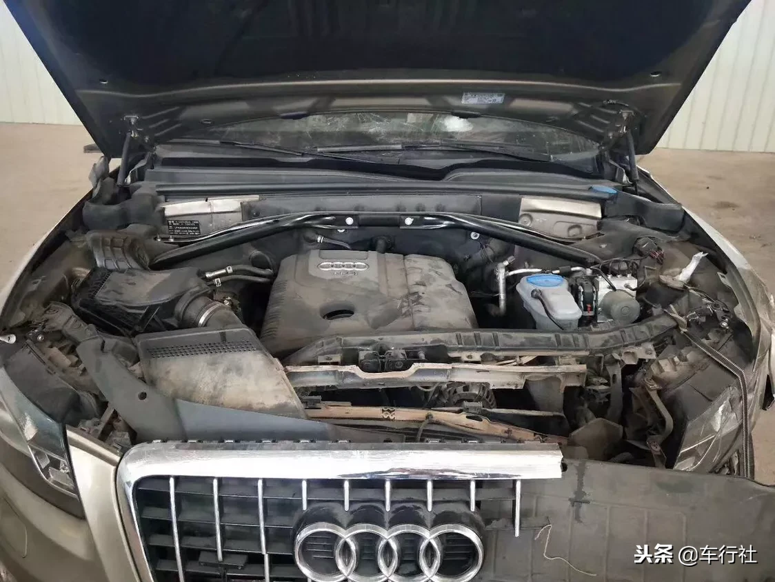 奥迪配件很贵吗,撞成这样的老Q5修起来多少钱?修和拆哪个划算