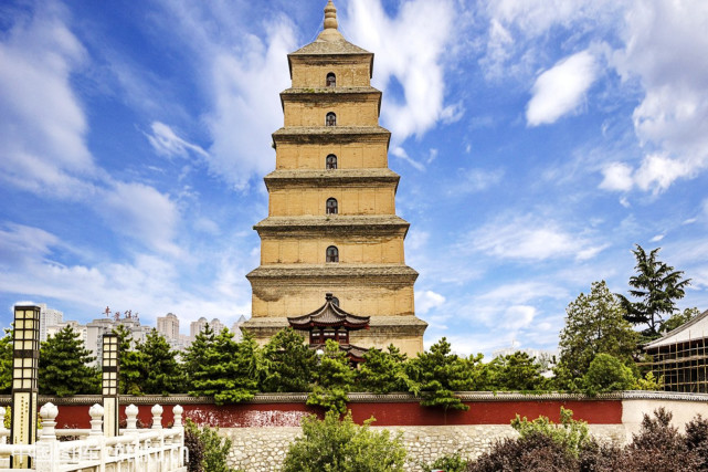 三年,也就是652年,因为它位于西安的大慈恩寺内,所以又名为"慈恩寺塔"