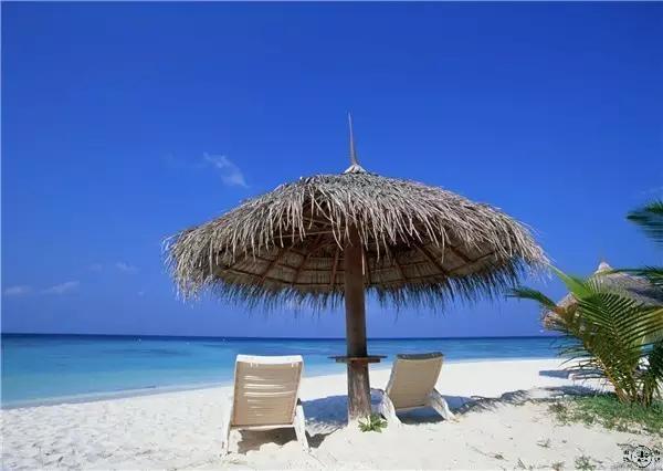 海边躺椅休息唯美句子_晶羽文学网