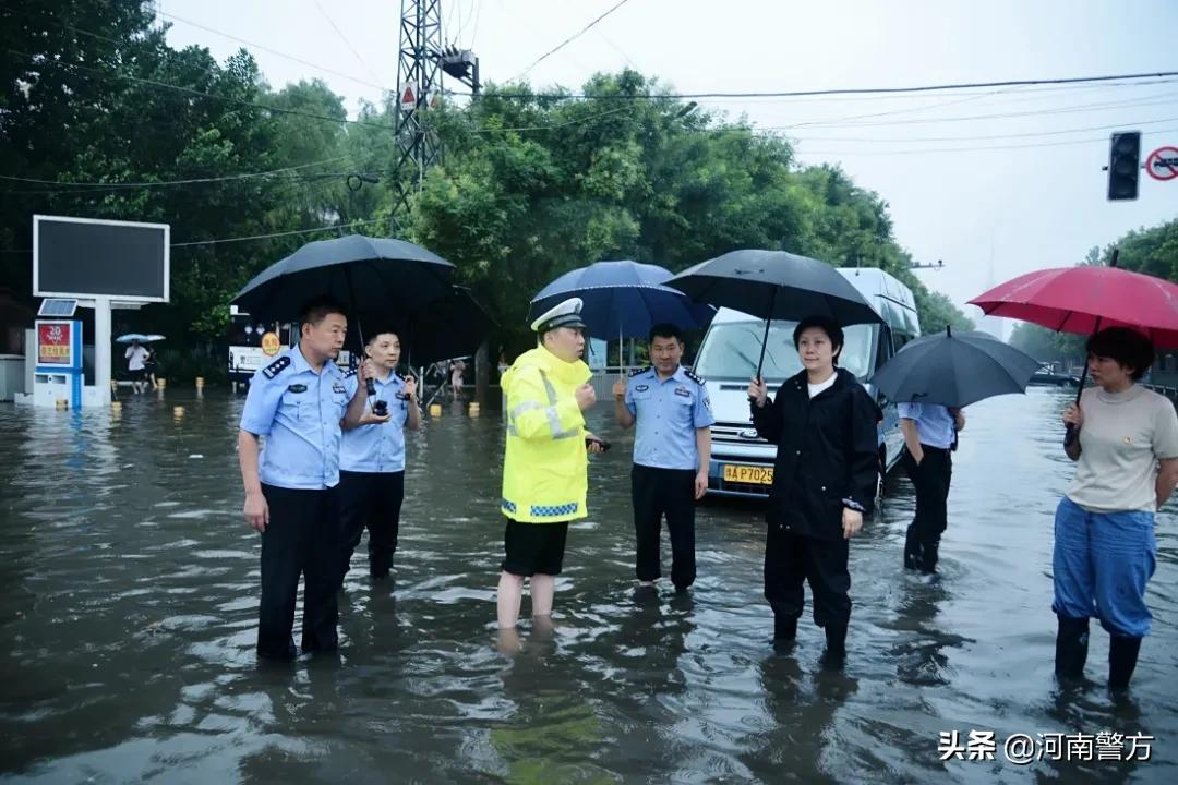 暴雨中的河南公安力量丨用忠诚筑起湛蓝堤坝——致敬奋战在抗洪救灾一线的勇士们