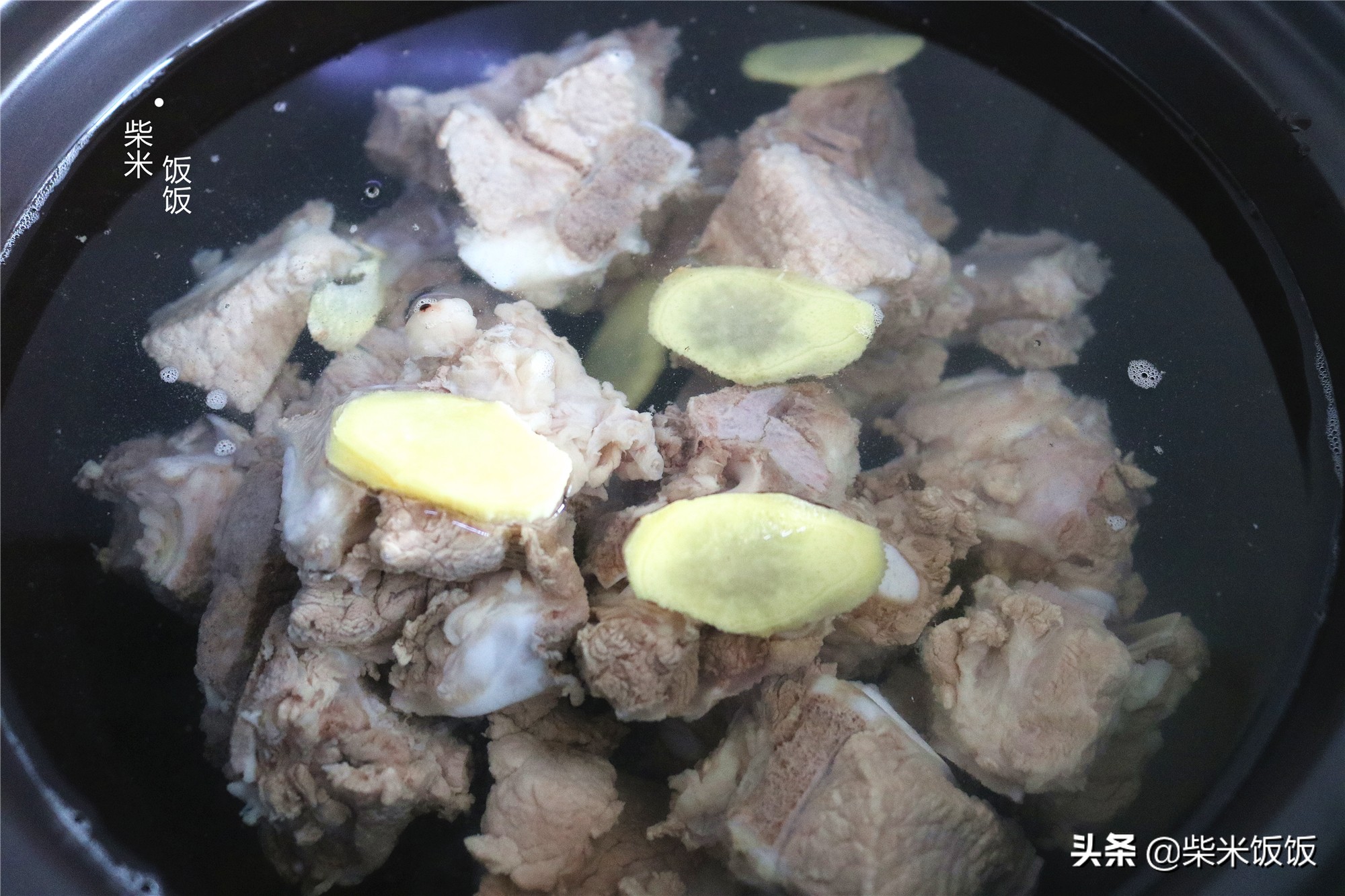 排骨炖汤，和这两种食材是绝配，家常味道，只放盐就很好喝