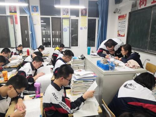 晨光文具陈湖雄：30岁创业，靠一支笔卖到身价百亿