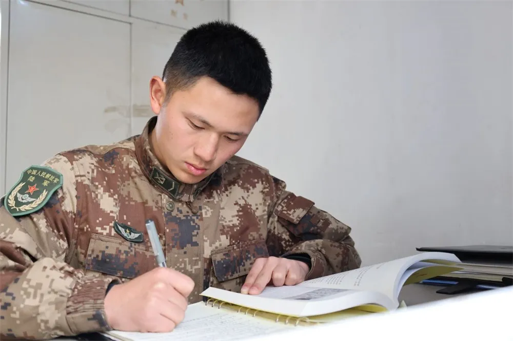 “老槐树”下这位狙击教头火了，颜值与实力同在！