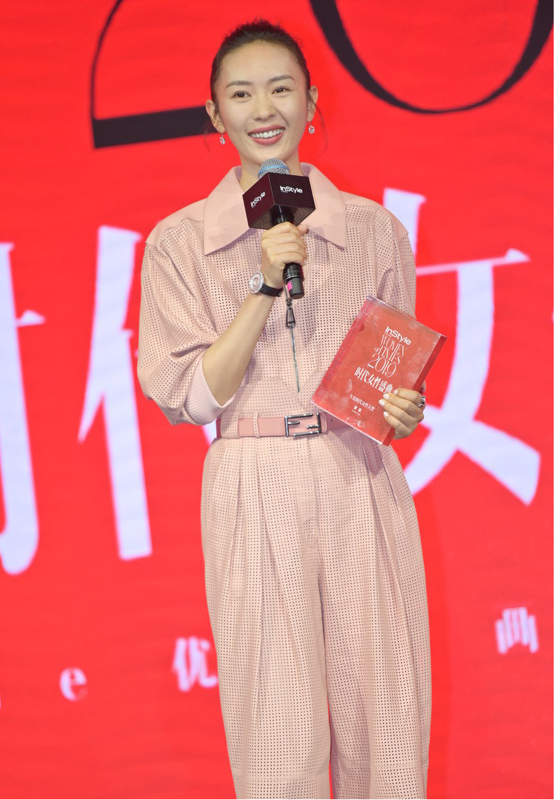 童瑶粉色皮衣又飒又美，整身镂空设计小心机，发型简单却气场十足