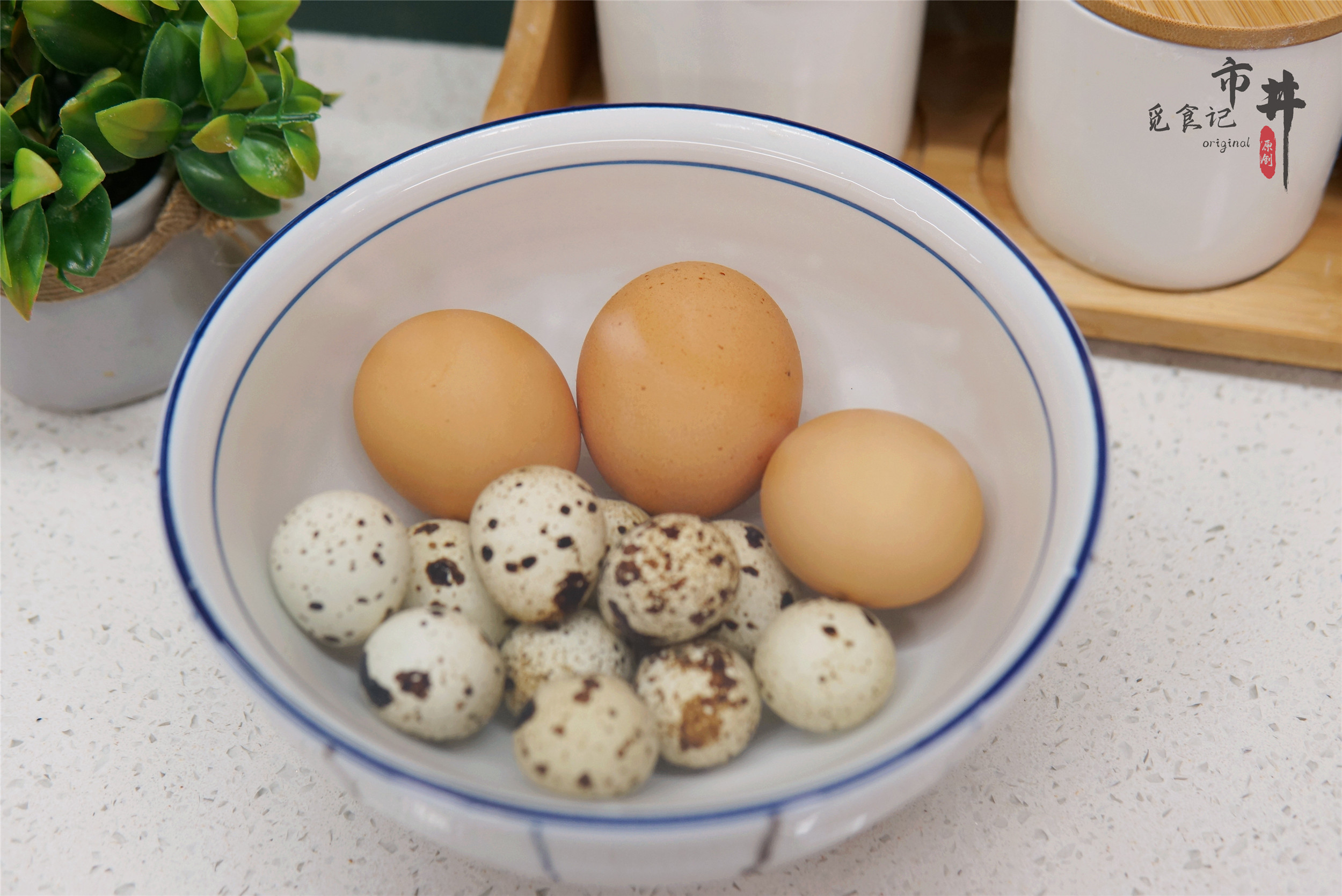 煮鸡蛋时，不能只用清水，记住“1酸1冷”窍门，蛋壳手一搓就掉