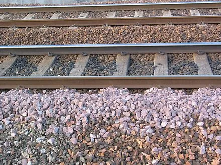 地鐵百科｜為什么鐵路上要放很多小石頭？
