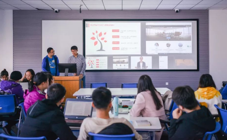 哈工大宿舍挥汗如雨，众多学生行政楼前打地铺，学校被吐槽上热搜