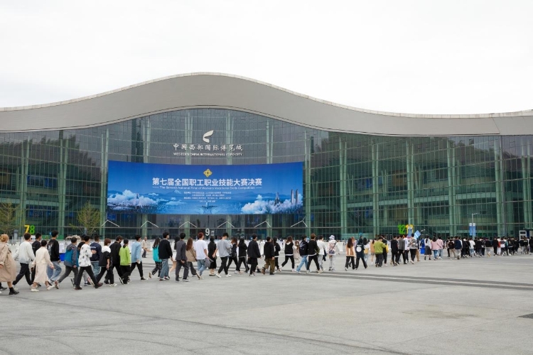 “赛场即课堂”4000余名学生观摩了这场高技能人才比赛