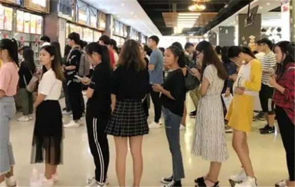 高校食堂“秀色可餐”：英语天花板刷屏网络，特色条幅迎你到门口