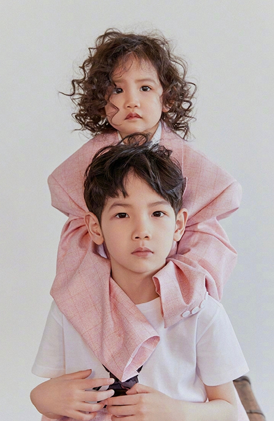 杨烁与女子深夜同回家，全程贴心照顾关系显亲密，本人已婚有俩娃