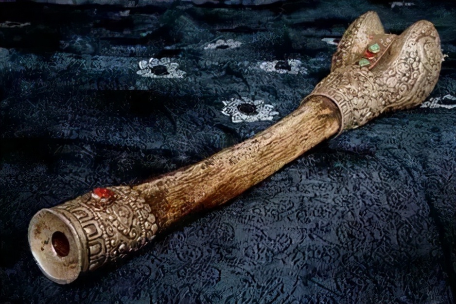 但后来,密宗高僧的指骨,腿骨等,也被制作成法器,这些虽然不是头盖骨