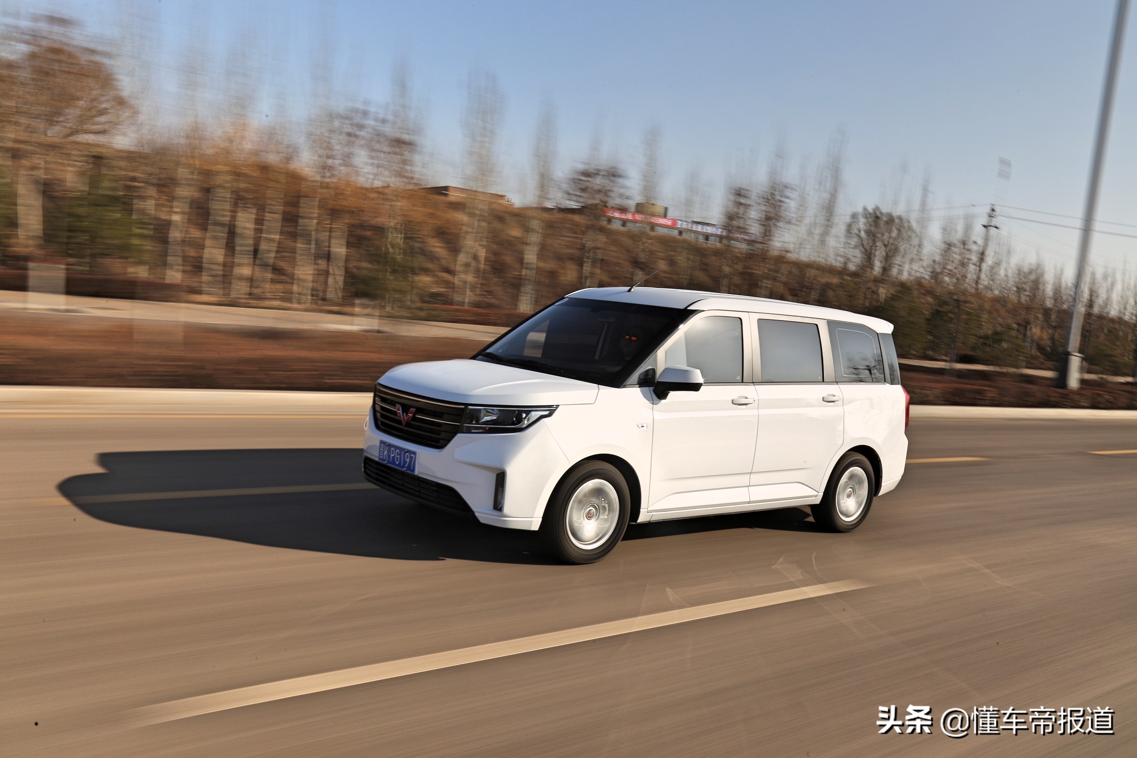 以后拉货全靠它，周末出行都装下！道路试驾五菱宏光PLUS