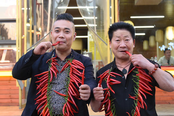 中国辣王李永志：一餐5斤辣椒配白酒，32个魔鬼辣椒击败印度老人