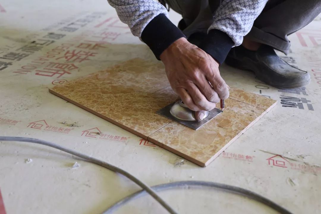 家装瓦工偷懒太可恨，施工时做这5件事，我一分钱都不想给他