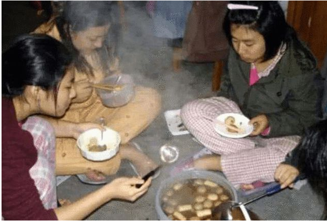 大学女生宿舍突击检查，“违禁品”层出不穷，堪比小型杂货铺