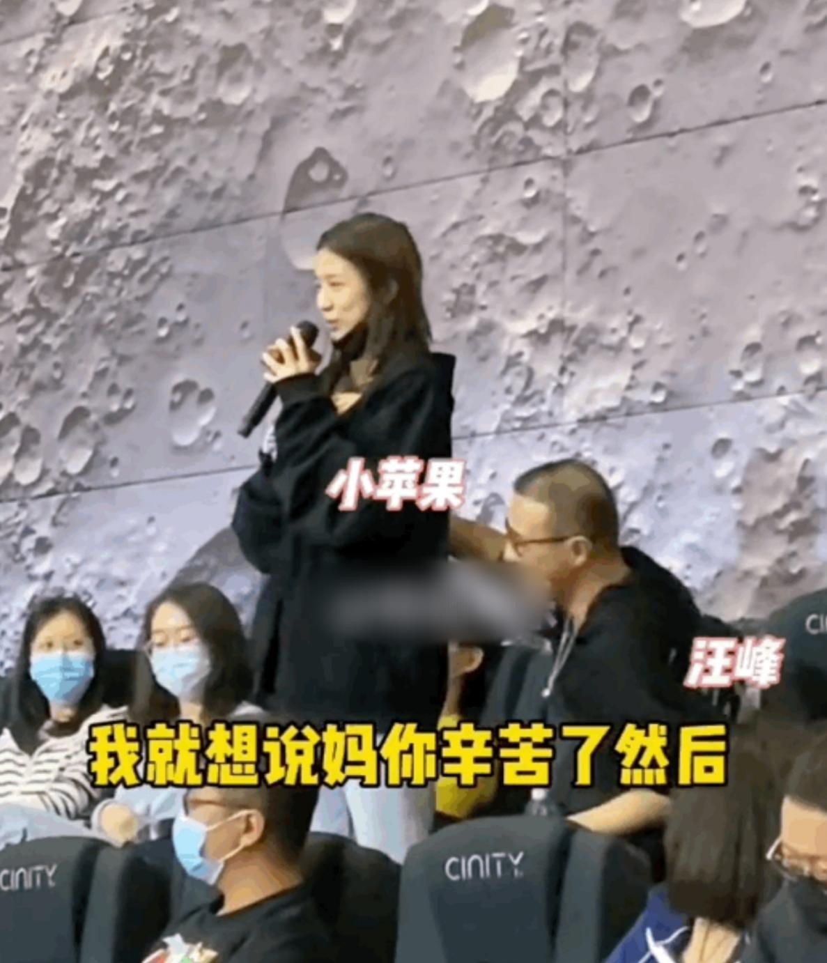 章子怡与女儿醒醒健身，倒立露腰似纸片，母女俩同劈叉柔韧度惊人