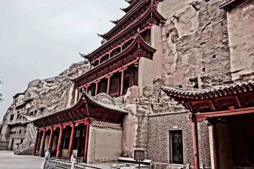 建国的诗 | 鸣沙山，鸣响千年遗梦；月牙泉，情深万代映月