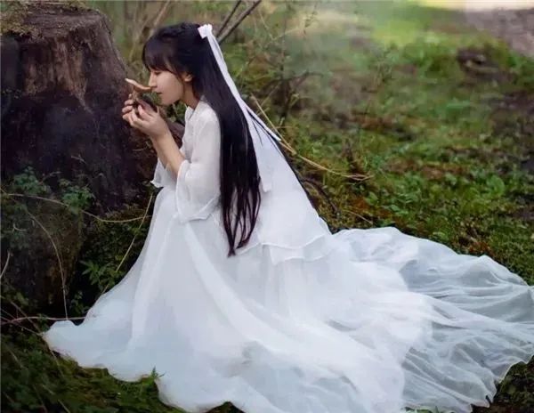 凭自己努力走红的8位女网红，一个比一个拼，有人因一条裙子爆火
