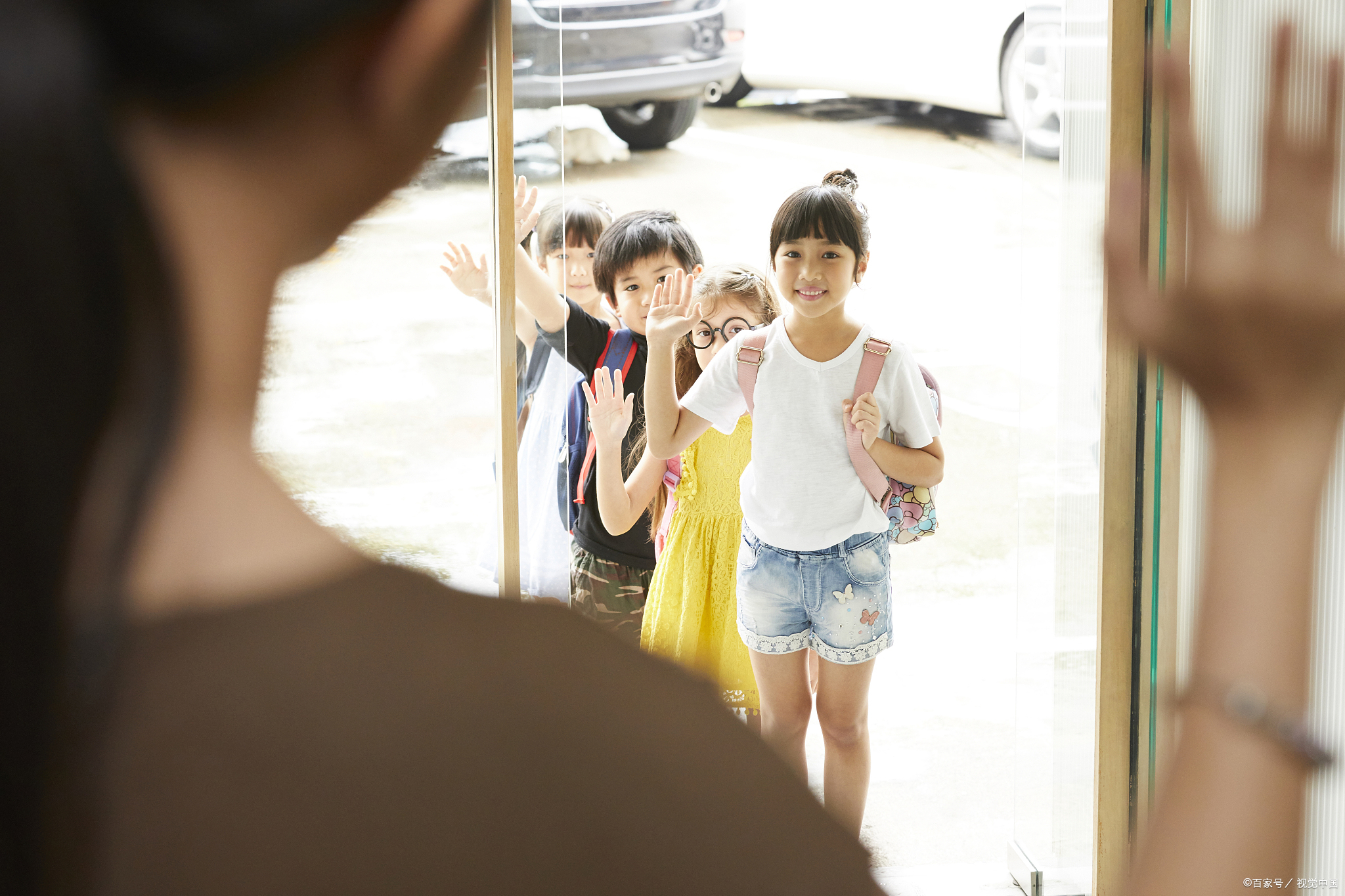 河北“小清华”火了？学生交两万学费不让上课，窗边怒喊：破学校