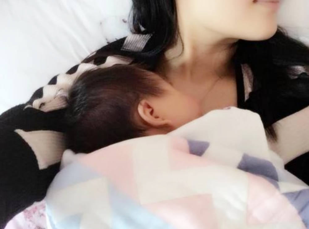 为啥宝宝会吃母乳就睡，放下来一会儿就醒？宝宝的需求妈妈要了解